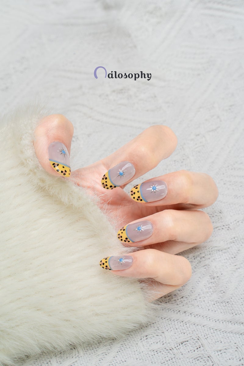 Nailosophy أظافر جل مضغوطة يدوية الصنع بتصميم ريترو بنفسجي فاتح وأصفر مع نجوم متفجرة | شكل بيضاوي - Image 3